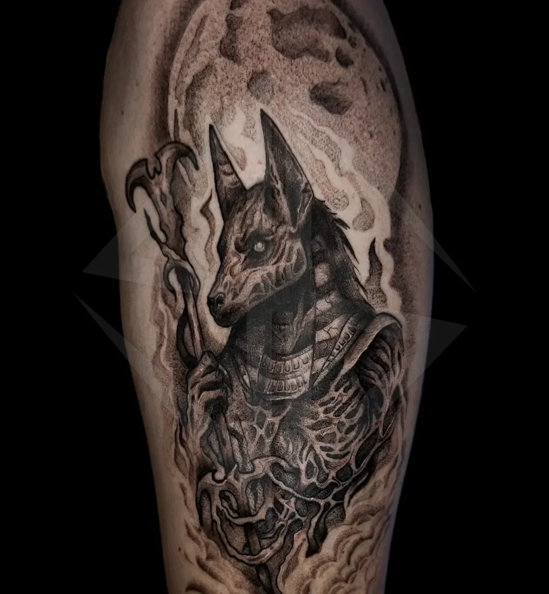 Dark art tetovaža egipčanskega boga Anubisa pred luno