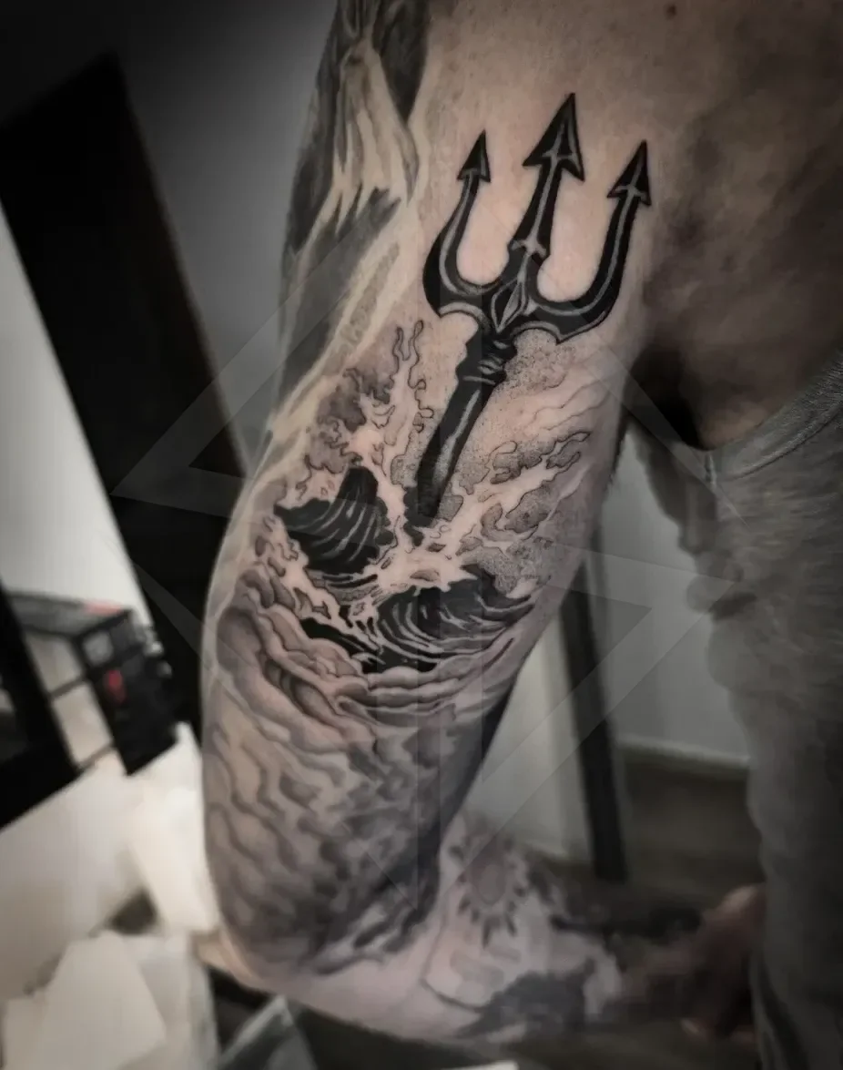Blackwork tetovaža Pozejdonovega trizoba z valovi na roki