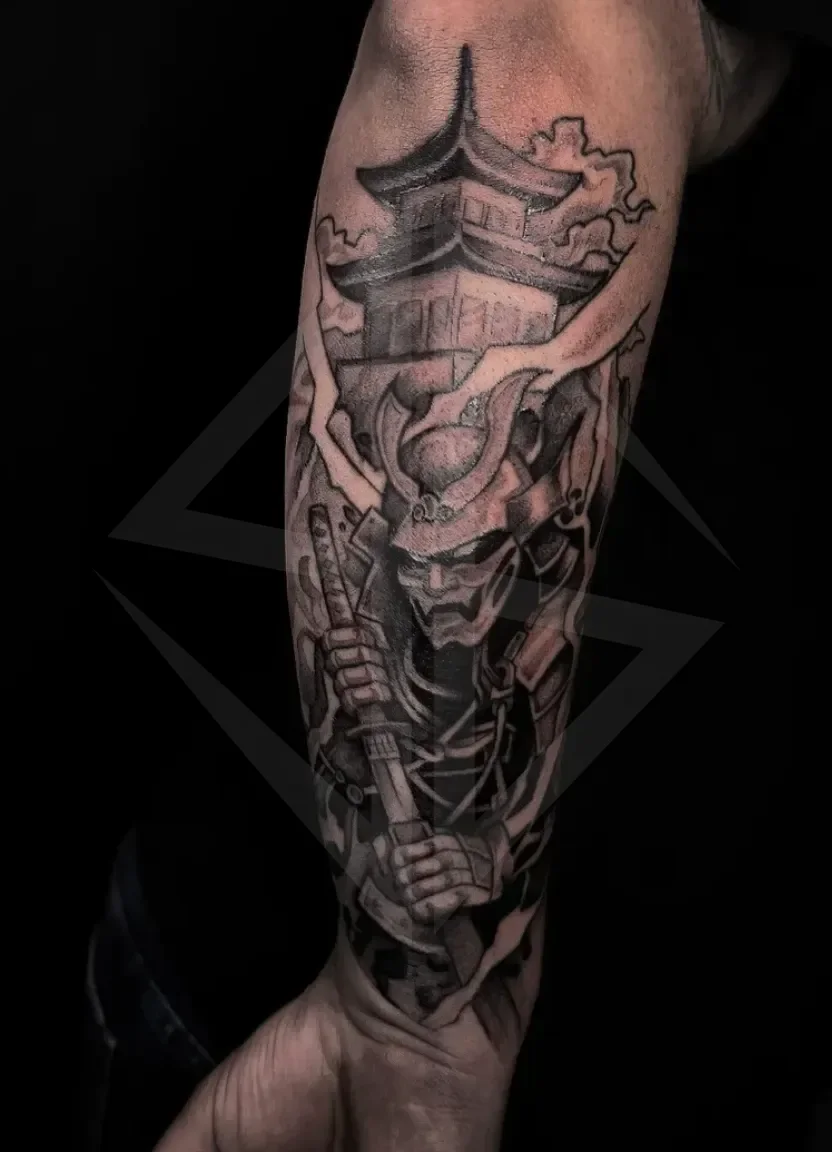 Black & grey tetovaža samuraja s pagodo na podlakti