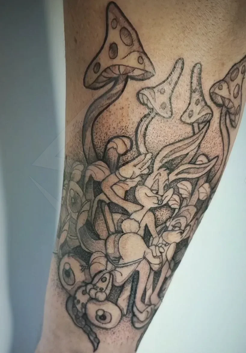 Dotwork tetovaža risanega zajca med gobami