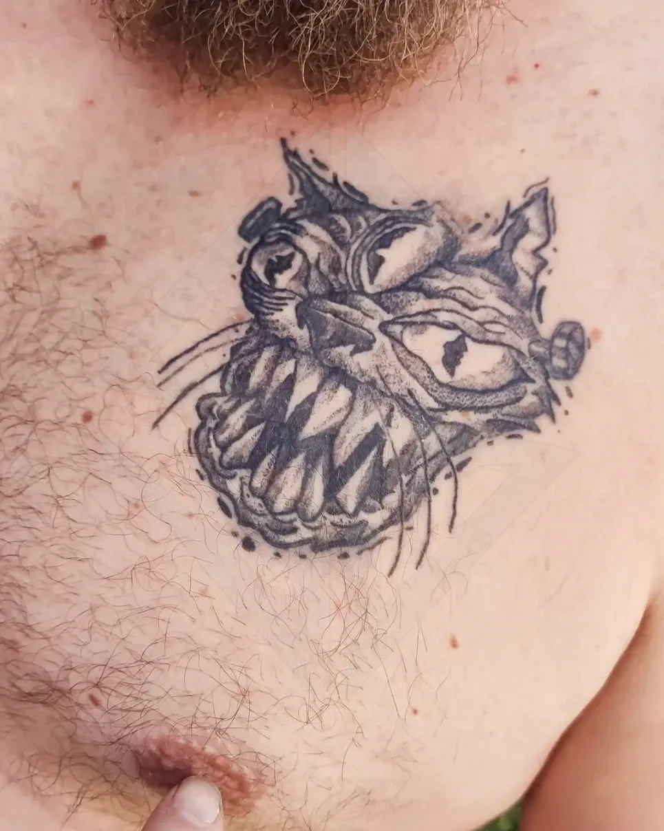 Blackwork tetovaža mačke z ostrimi zobmi na prsih