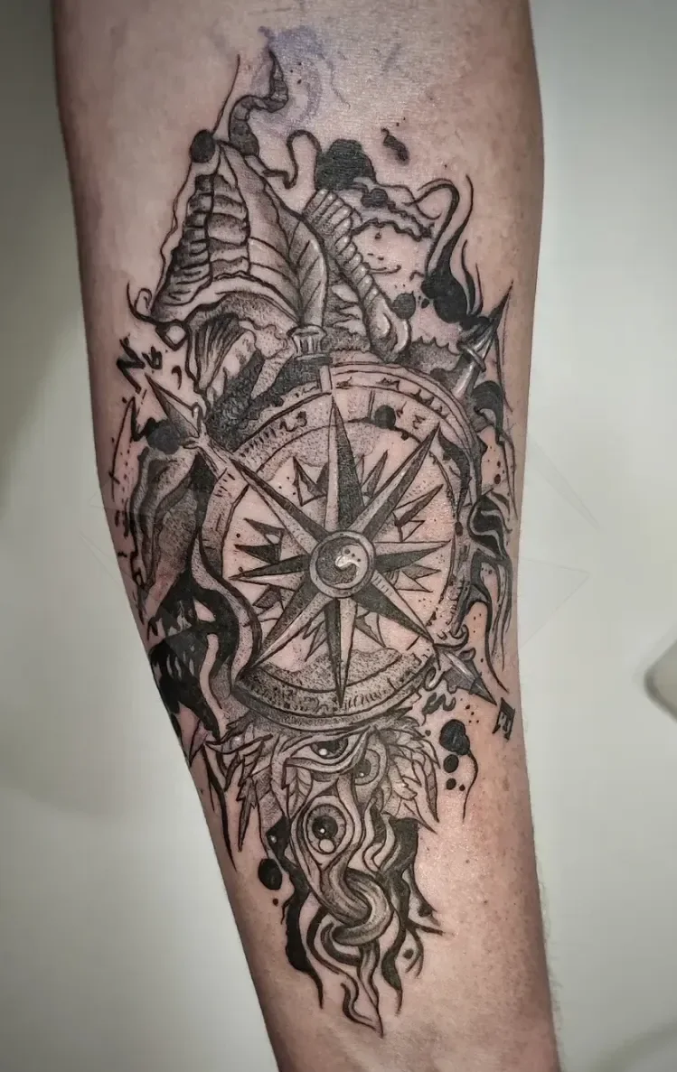 Blackwork tetovaža kompasa z gorami na podlakti