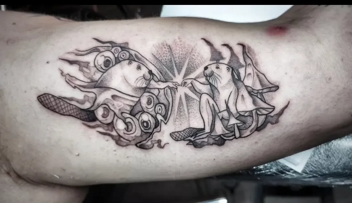 Dotwork tetovaža bobrov v slogu Michelangelovega Stvarjenja